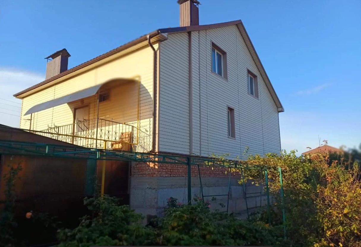 В продаже дом в шикарной локации города Астрахань, на участке два дома, оба жилые, участок плодородный - 10 соток, со всеми коммуникациями 