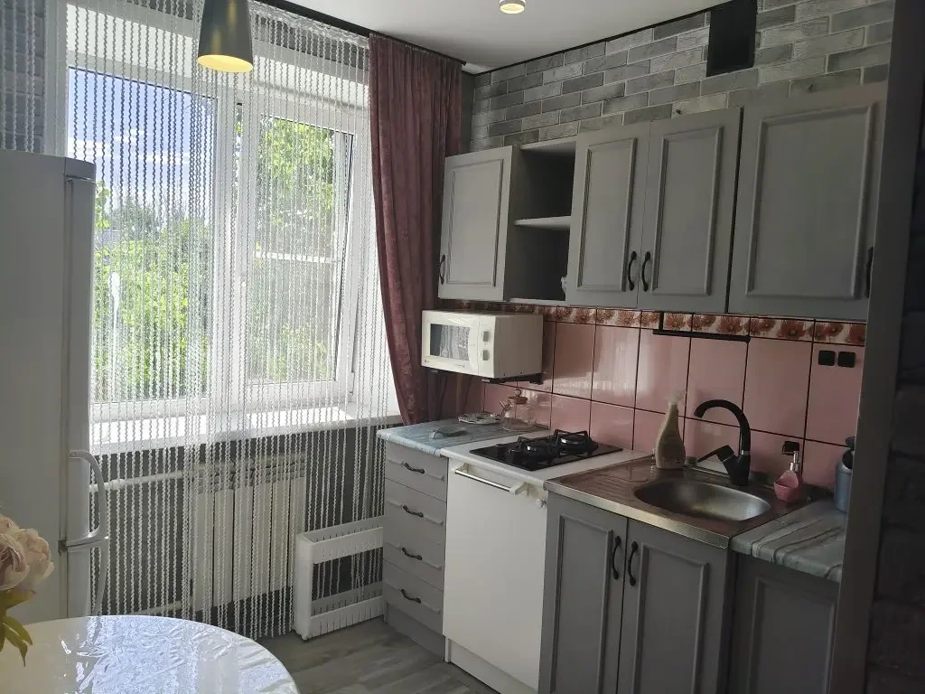 Продается 1 комнатная квартира в центре г. Нариманов, (30 кв. м + балкон 3.5 кв.м)
Ул. Центральная, д. 2 (5 этаж, крыша НЕ течёт, алкашей в подъезде нет)
Квартира теплая, не большой ремонт, вся мебель и техника остается. Без долгов. Документы готовы к сделке.
Продаем в связи с переездом.
Цена:1 350 