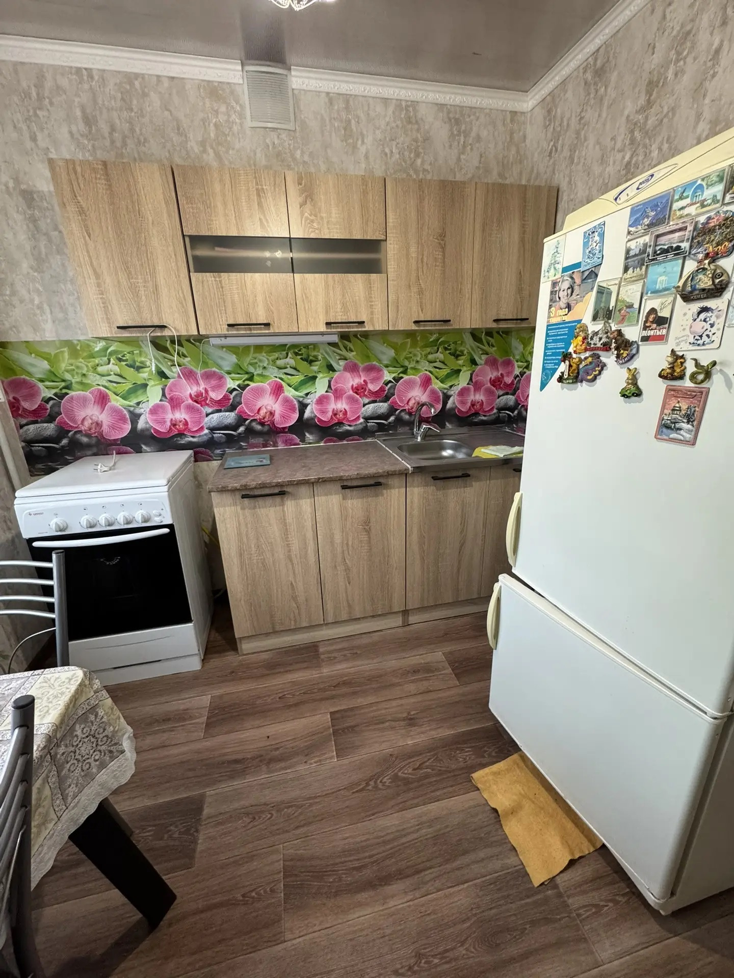 В продаже двухкомнатная квартира в панельном доме на втором этаже.
Общая площадь 45,3 кв. В квартире требуется ремонт, что позволяет воплотить любые дизайнерские идеи. 
В квартире остается вся мебель и техника. В шаговой доступности вся инфраструктура: гипермаркет Лента, 
Магнит, Пятерочка, Сбербанк